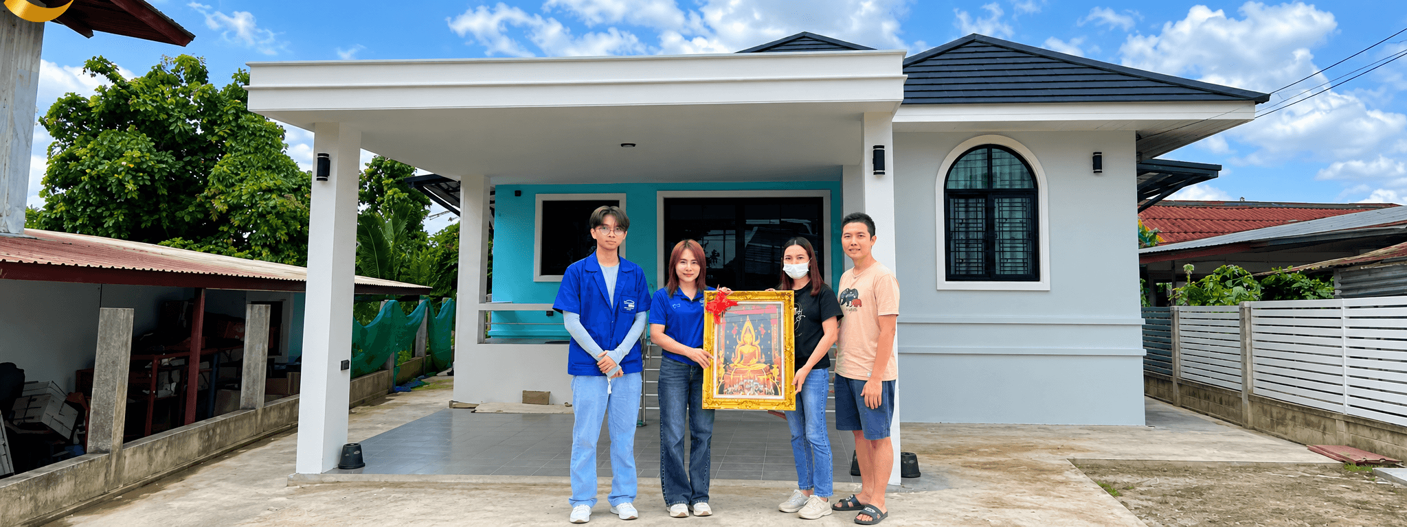 ทีมงานกับเจ้าของบ้านหน้าโครงการที่ส่งมอบ